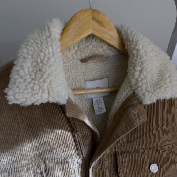 Cozy corduroy trucker-style jacket with plush sherpa lining. - Picture 4 of 6